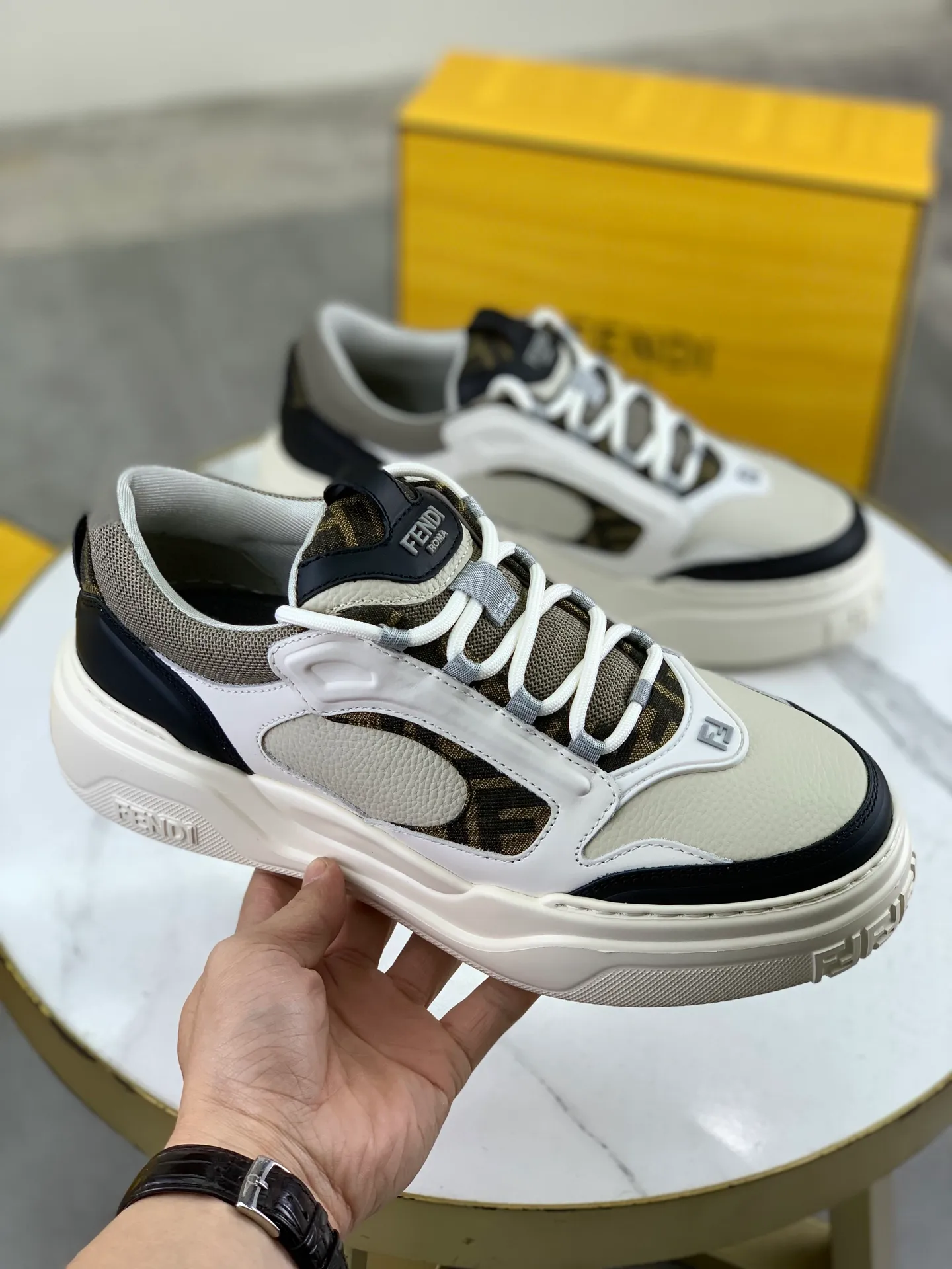 Men's men's shoes 💰P760 new style 💰💎💎💎 summer hot style [FENDI Fendi] top version 🆕New sneakers, wavy soles engraved with original words. Embossed Fendi Flow lettering on the heel. The upper is made of high-end calfskin and breathable materials. Original lining with tone-on-tone details decorated with innovative handcrafting techniques. Ultra-light and wear-resistant TPU and IP foam soles, overall lightweight and comfortable. Size:39-44 (38 45 can be customized)
